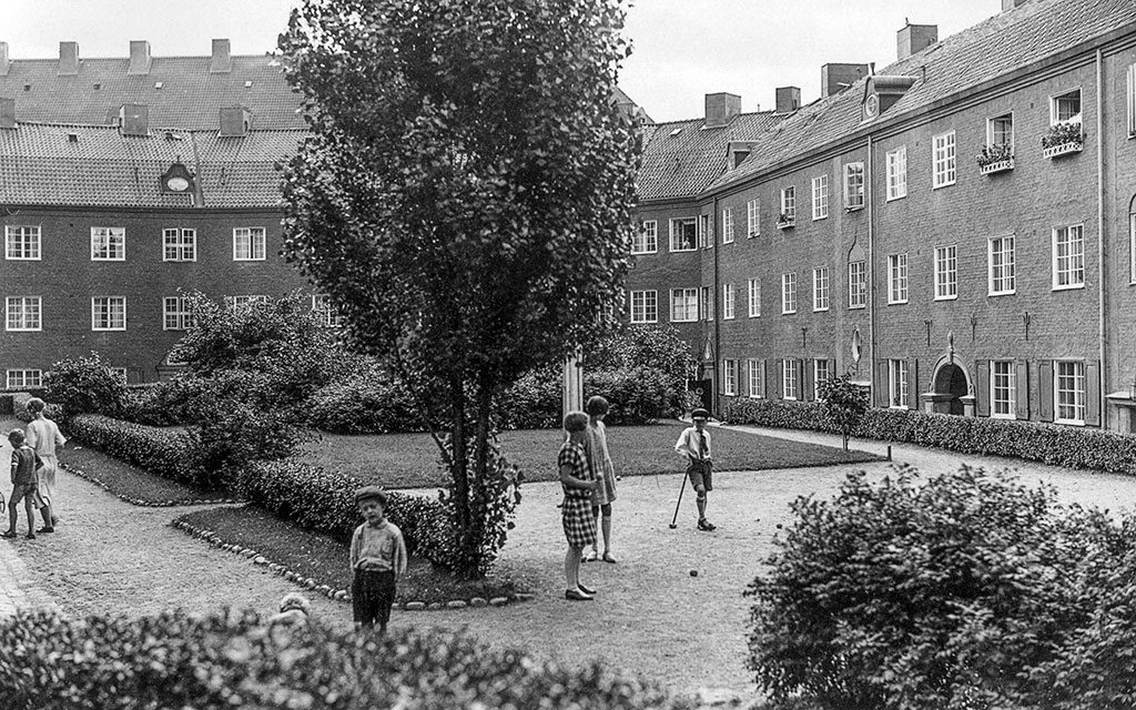 Den gröna innergården i kvarteret Motorn någon gång på 1920-talet. Privat ägo.