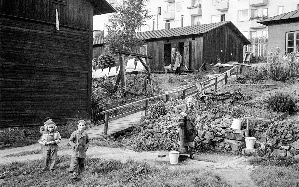 Två barn framför nödbostäder