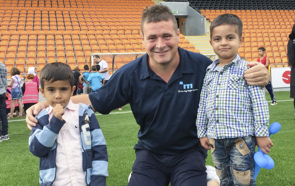 Ian Pearson tränade asylsökande i fotboll.