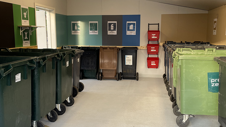 Färgmarkerade väggar i soprum