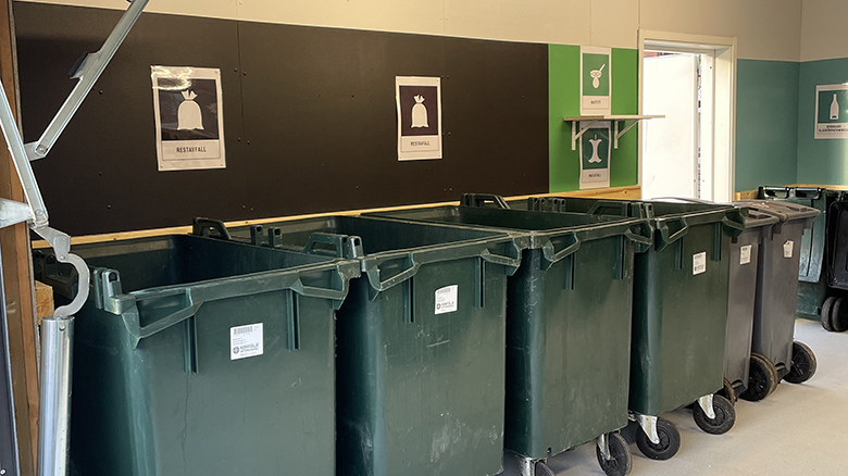 Färgmarkerade väggar i soprum