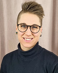 Porträttbild på Hanna Einarsson, som är bosocial handläggare och barnrättsstrateg på Kristianstadsbyggen