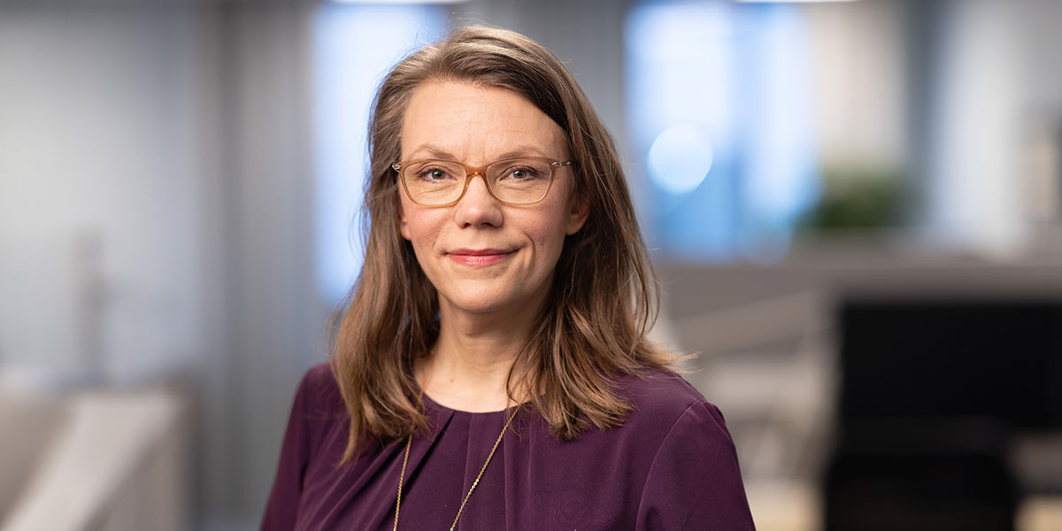 Porträttbild av Åsa Schelin i kontorsmiljö